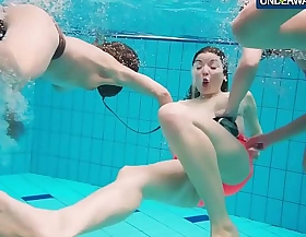 Tiga gadis panas terangsang berenang bersama
