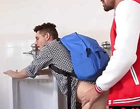 Tweak Tertangkap dan bersetubuh telanjang di tandas awam- GayDaddyTwink video lucah