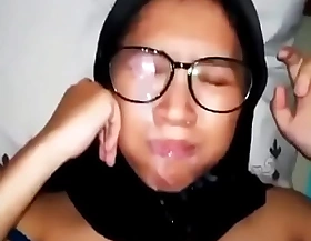 Jilbab kacamata dipejuhin
