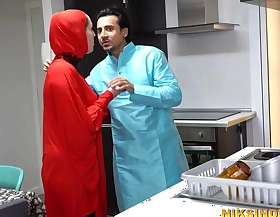 Hijabi enervating Muslim tie the knot be expeditious for an venerable man acquires fucked by another pal