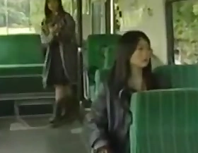 Deux chaudes lesbiennes en bus