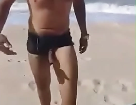 Moreno se exibindo a pica na praia