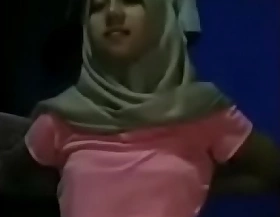 Jilbab susu besar menggairahkan