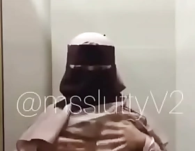 Ukhti Jilbab Lebar Masturbasi di The Ladies'