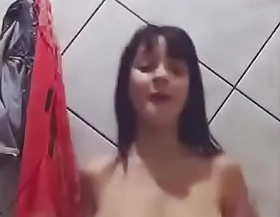Novinha mostrando os peitos dançando tiktok