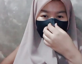 Horny Indonesian hijab asks to be fucked