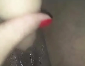 Novinha safada se masturba pedindo rolada