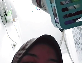 Fucking a hijab girl who is very hyper