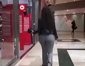 Femme au centre commercial