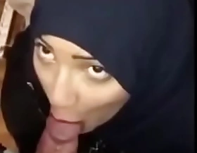 شرموطة عربية محجبة  قحبة ترضع  الزب ناار تابعونا علي xxaraby porn