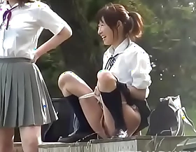 Belum dewasa Asia sekolah perempuan bermain dengan kencing