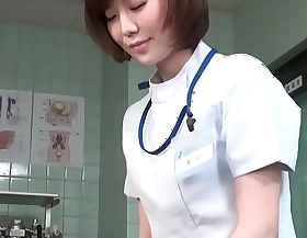 Subtitle CFNM Jepang wanita dokter memberi pasien handjob