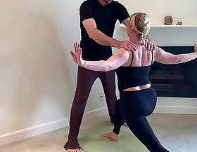 Anak tiri membantu ibu tiri dengan yoga dan peregangan vaginanya