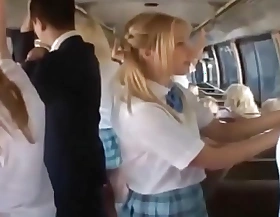 Sekolah gadis di a bus